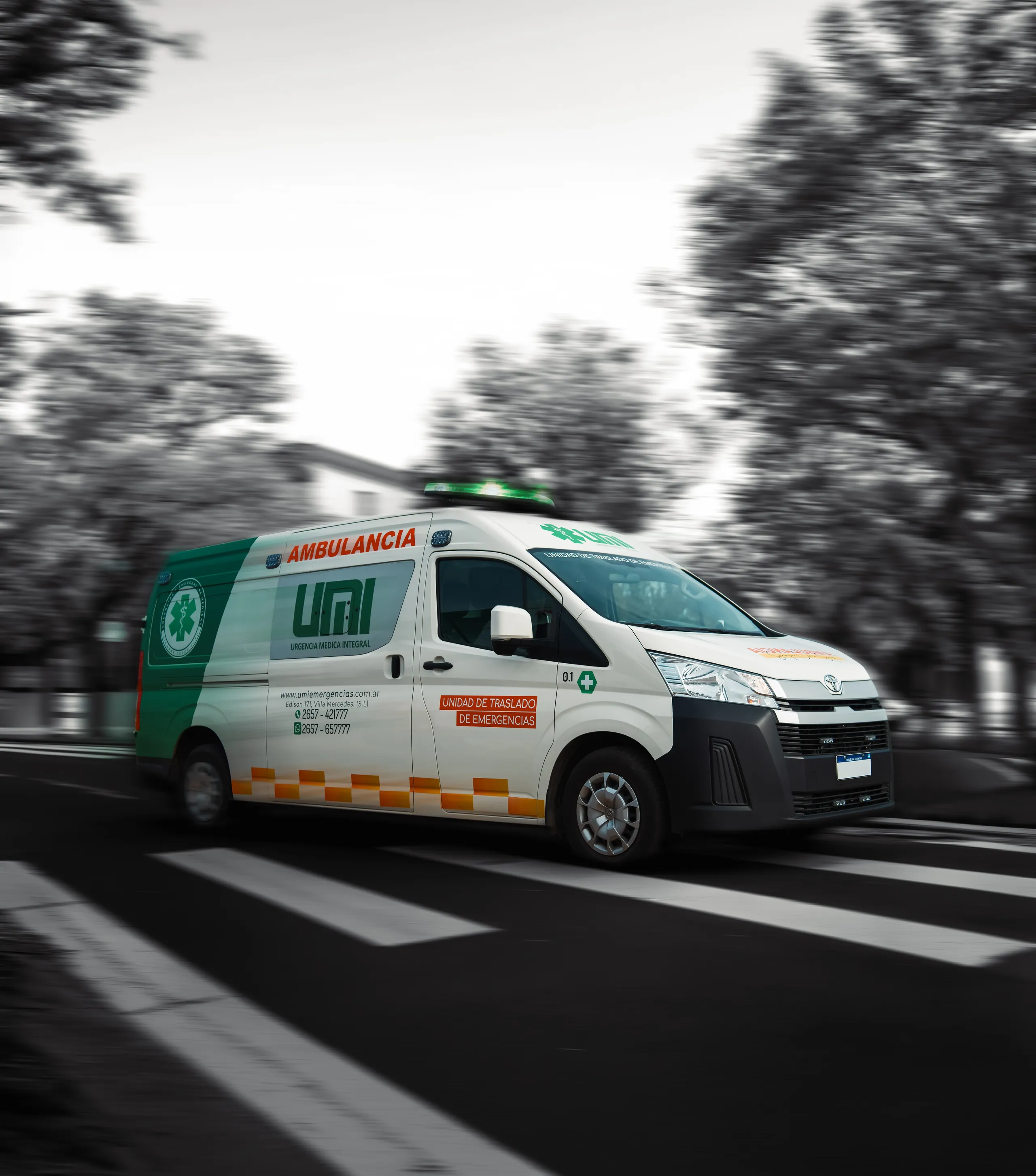 Ambulancia de UMI en movimiento para la atención de emergencias