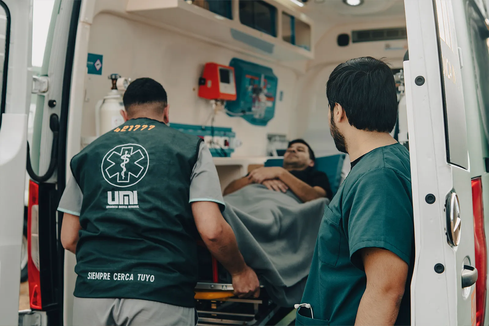 Paramédicos de UMI asistiendo a un paciente en una ambulancia