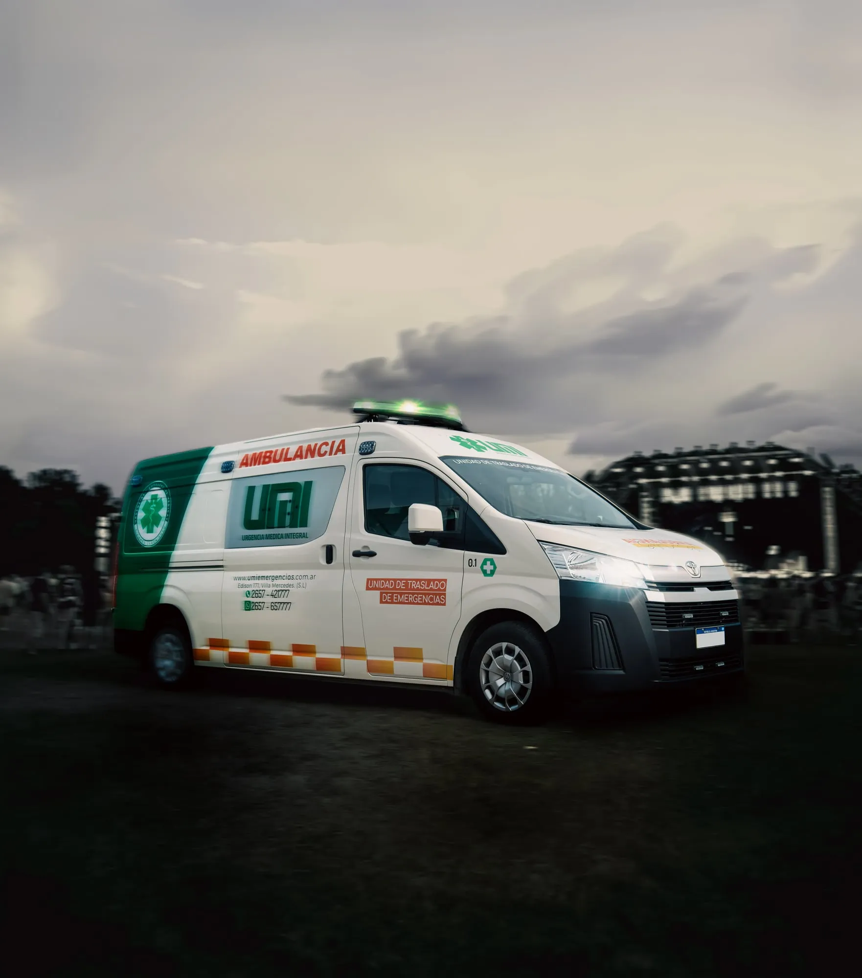 Ambulancia de UMI de guardia en un evento al aire libre