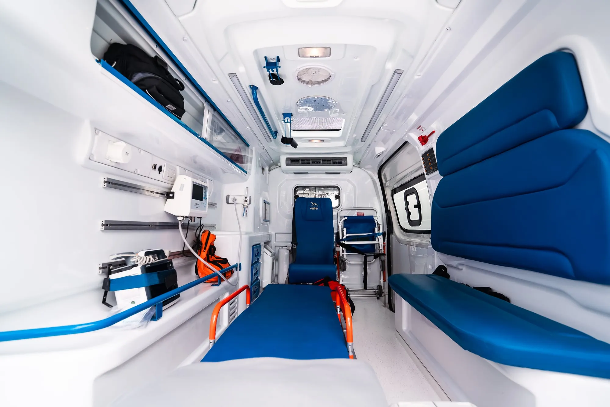 Interior de una ambulancia de UMI equipada para traslados sanitarios